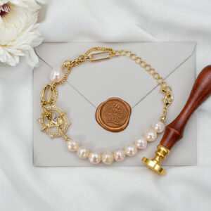 Rückkehr der Seele – Perlenarmband mit Rose & Zirkonia